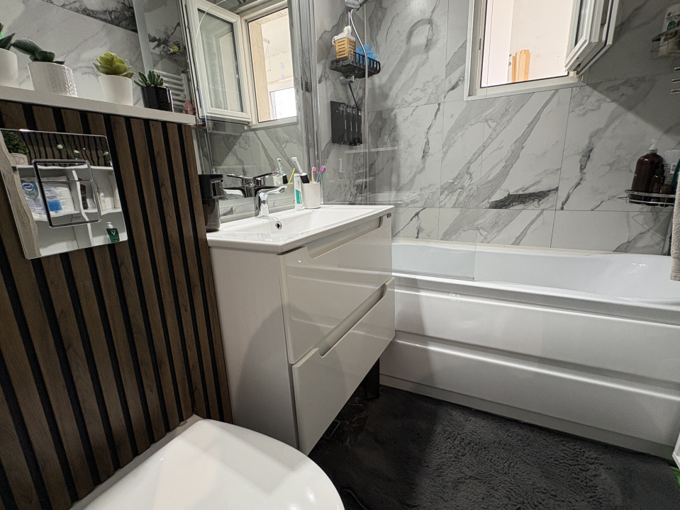 Apartament 3 camere Titan 74 mp renovat bloc anvelopat 