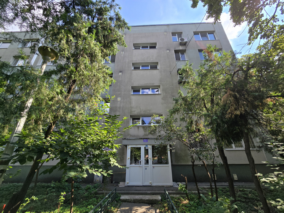 Apartament 3 camere Lujerului Militari etaj 1 renovat metrou bloc izolat